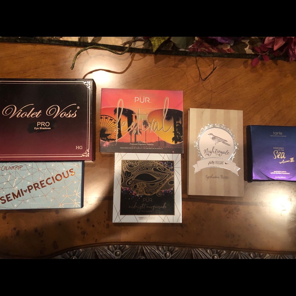 Brand new eye shadow pallets 💗